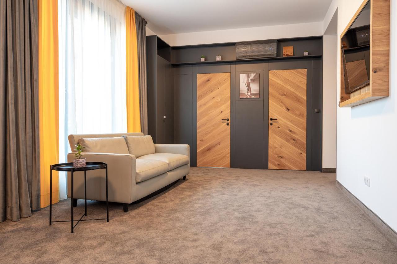 Calvin Aparthotel Oradea Exterior photo