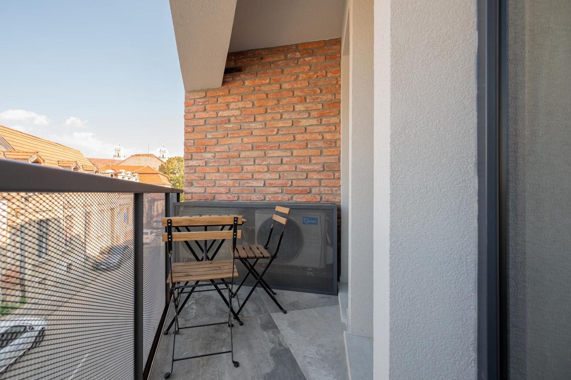 Calvin Aparthotel Oradea Room photo