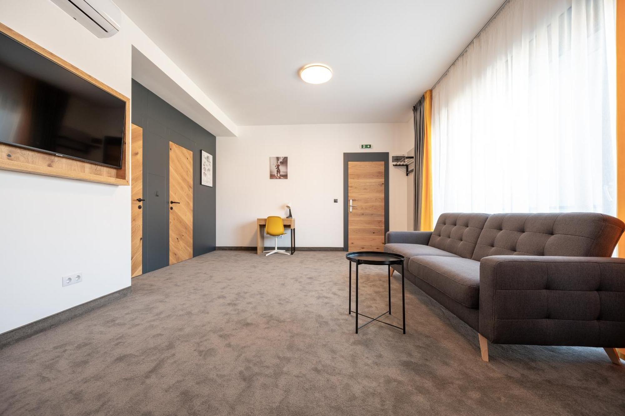 Calvin Aparthotel Oradea Room photo